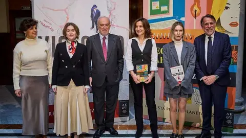 Cristina Villanueva, periodista y presentadora; Marta Rivera de la Cruz, delegada del &Aacute;rea de Gobierno de Cultura, Turismo y Deporte del Ayuntamiento de Madrid; Santiago Mu&ntilde;oz Machado, director de la RAE; Paloma S&aacute;nchez-Garnica, ganadora del Premio Planeta 2024; Beatriz Serrano, finalista del premio Planeta 2024; y Jos&eacute; Creuheras, presidente de Grupo Planeta y Atresmedia