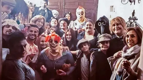 Participantes caracterizados y colaboradores, en el vest&iacute;bulo de 'El Orfanato'