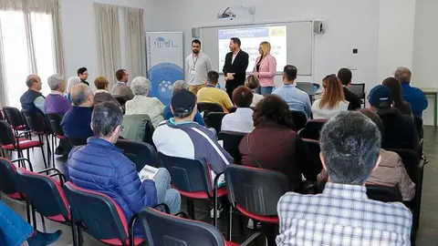 La convocatoria ha transcurrido en la sala de actividades del Mercado