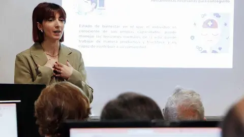 La psic&oacute;loga, en un momento de su exposici&oacute;n