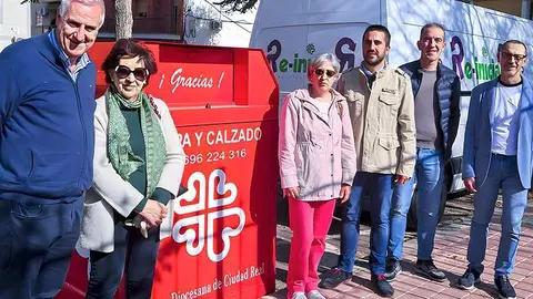Mun&iacute;cipes, representantes de Car&iacute;tas Almod&oacute;var, de la Parroquia y de la empresa de inserci&oacute;n social