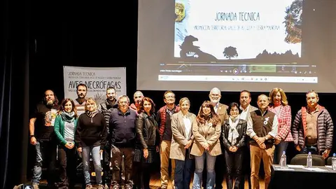 Foto de familia de ponentes, organizadores y autoridades, tras el acto de apertura