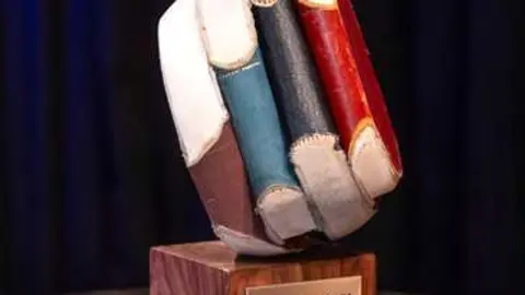 El Premio Antonio de Sancha 2024, obra original de la escultora Alicia Mart&iacute;n
