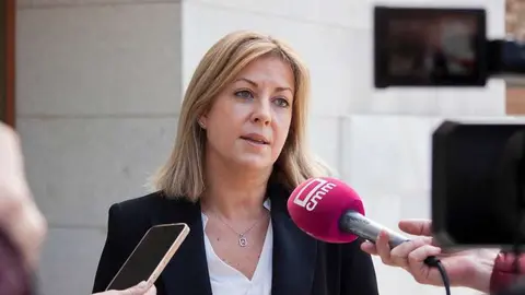 La portavoz del grupo socialista en las Cortes de Castilla-La Mancha, Ana Isabel Abeng&oacute;zar