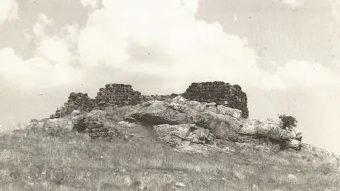 'El Castillete' de la pedan&iacute;a del Villar de Puertollano. (Foto de 1976). Las piedras (color obscuro) de la construcci&oacute;n medieval son bas&aacute;lticas de origen volc&aacute;nico.