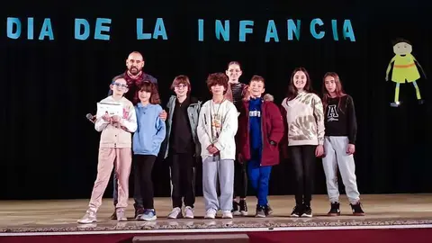 El alcalde, Jes&uacute;s Ruiz, junto a integrantes del Consejo de Infancia y Adolescencia, ayer