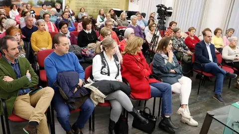 P&uacute;blico que ayer tarde se dio cita en el Mercado Municipal