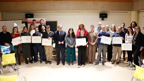 Foto de familia al t&eacute;rmino del acto, con los diplomas que fueron entregados