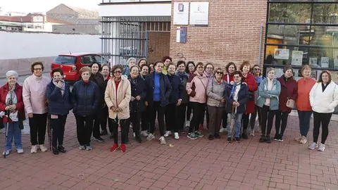 Personas que se sumaban a la marcha del 25N, junto al Centro de la Mujer antes de partir