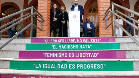 Al fondo, el alcalde, dirigi&eacute;ndose a las personas asistentes