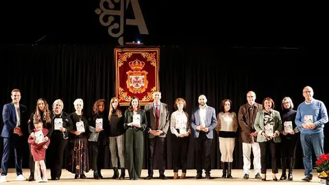 Foto de familia con premiados e intervinientes durante el acto