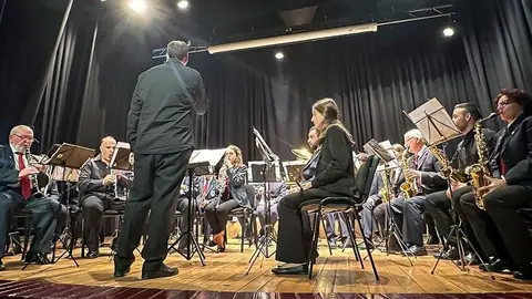 Componentes de la Banda _Pablo Soroz&aacute;bal_, en la segunda parte del programa