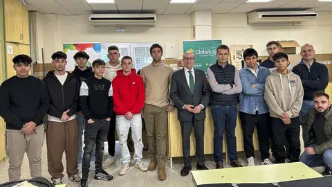 El presidente de la Fundaci&oacute;n Globalcaja y el director del Centro Puertobosco, con alumnado del_Easy-Resize.com