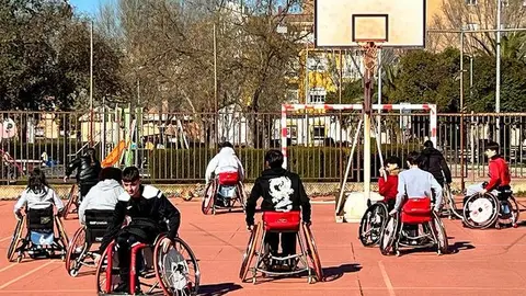 Estudiantes del instituto 'Alonso Quijano' se pusieron mese atr&aacute;s en la piel de baloncestistas con discapacidad