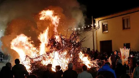 La primera de las candelarias del ciclo ardi&oacute; anoche en hornor a santa B&aacute;rbara