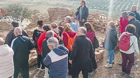 Un momento de la visita que sobre el terreno explicaron los arque&oacute;logos. FUENTE Gamo Arqueolog&iacute;a