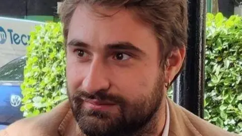 V&iacute;ctor Manuel Arias