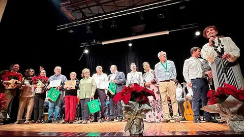 Representantes de los grupos participantes, en el saludo final desde el escenario
