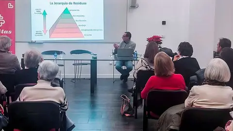 Jos&eacute; Luis Rubio, al fondo durante su exposici&oacute;n de ayer tarde