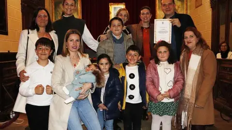 Posado con los premiados del certamen escolar de christmas