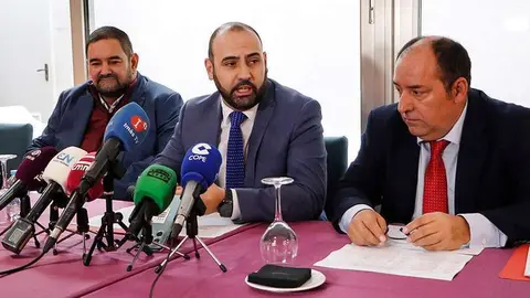 Ruiz Valle, acompa&ntilde;ado por Sergio Gij&oacute;n y Jos&eacute; Antonio Garc&iacute;a