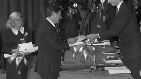 Jos&eacute; &Aacute;ngel Valente recibiendo el "Premio Pr&iacute;ncipe de Asturias de las Letras, 1988", de manos de, a la saz&oacute;n, Pr&iacute;ncipe Felipe