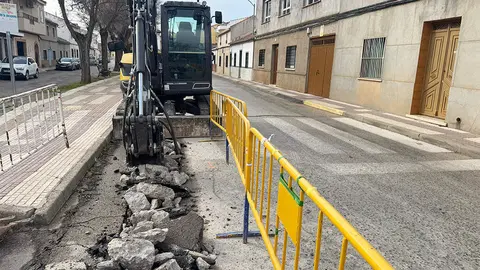 Ejecutando zanja de actuaci&oacute;n en un tramo de la calle Mayor