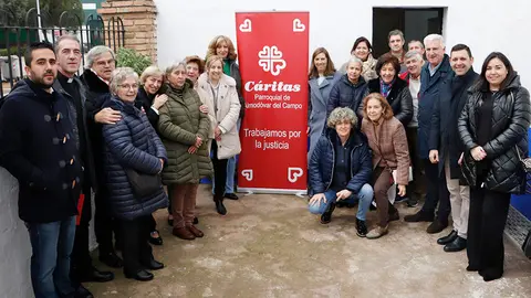 Integrantes de C&aacute;ritas Parroquial, junto a representantes a nivel diocesano y de Puertollano, junto a autoriades locales, a las puertas de la flamante sede