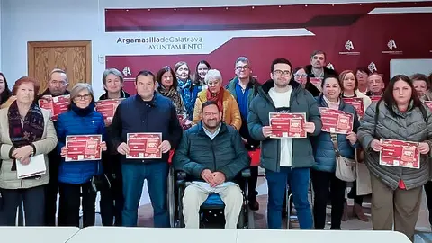 Foto de familia de las personas agraciadas en esta campa&ntilde;a municipal