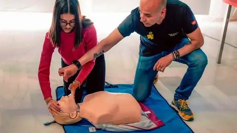 Lendrino Villanueva, dando instrucciones a una participante