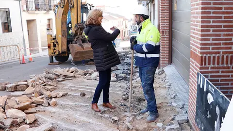 La edil Carmen Santos, hablando con un operario a pide de las obras