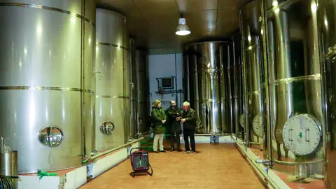 Nave que aglutina los grandes tanques de almacenaje de aceite de oliva