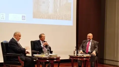 De izquierda a derecha, Jos&eacute; Manuel Delgado de Luque, vicepresidente de la Fundaci&oacute;n de Amigos de la Biblioteca Nacional; el autor, Jos&eacute; Luis Mar&iacute;n Aranda y Basilio Rodr&iacute;guez Ca&ntilde;ada, presidente del Grupo Editorial Sial Pigmali&oacute;n