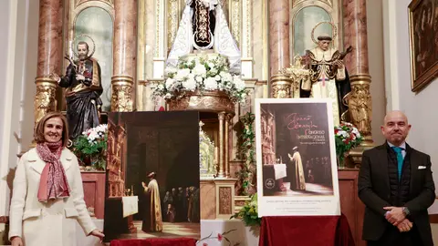 Isabel Fern&aacute;ndez y Fernando Vaquero, junto al cartel del Congreso Internacional Avilista y el lienzo original