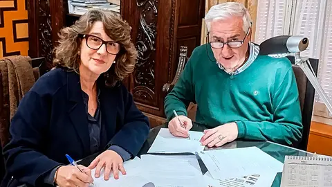 Silvia Palmero y Jos&eacute; Lozano, rubricando el nuevo convenio