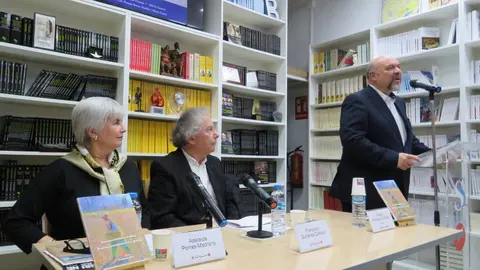 Adelaida Porras; Francisco Guti&eacute;rrez Carbajo y de pie ,Basilio Rodr&iacute;guez Ca&ntilde;ada, presidente del Grupo Editorial Sial Pigmali&oacute;n