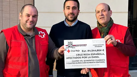 Javier Mart&iacute;n, Roberto Donoso y Paco Real muestran el cheque con lo obtenido