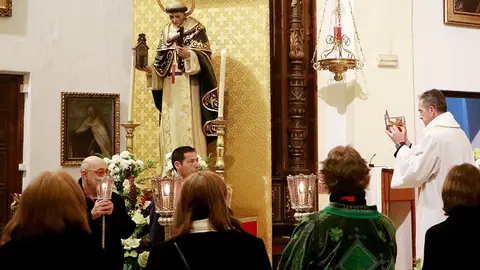 El p&aacute;rroco, girando la reliquia mandibular hacia la talla del santo en la iglesia de la Virgen del Carmen