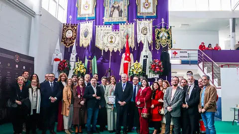 Autoridades, representantes de hermandades y resto de invitados, junto al gran altar alusivo a Almod&oacute;var del Campo