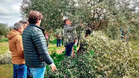 Fernando Mu&ntilde;oz, en primer t&eacute;rmino, dirigiendo la sesi&oacute;n pr&aacute;ctica