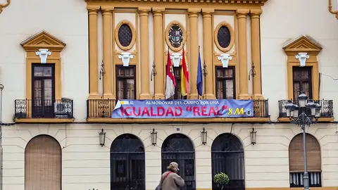 Pancarta reivindicativa que luce desde el lunes en la fachada del ayuntamiento