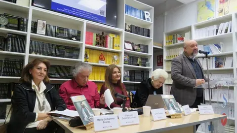 Mar&iacute;a del Carmen Aranda; Francisco Guti&eacute;rrez Carbajo; Julieta Deossa; Gloria Nistal y de pie ,Basilio Rodr&iacute;guez Ca&ntilde;ada