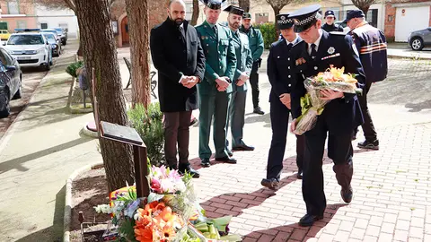 Agentes de la Polic&iacute;a Local, participando en la ofrenda floral