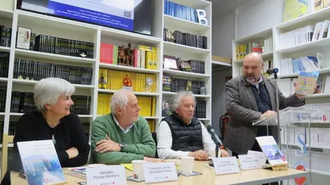 Adelaida Porras; Francisco Javier Gonz&aacute;lez Ponce ; Francisco Guti&eacute;rrez Carbajo y de pie ,Basilio Rodr&iacute;guez Ca&ntilde;ada, presidente del Grupo Editorial Sial Pigmali&oacute;n