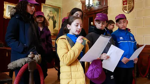 En primera fila, escolares que han le&iacute;do el texto