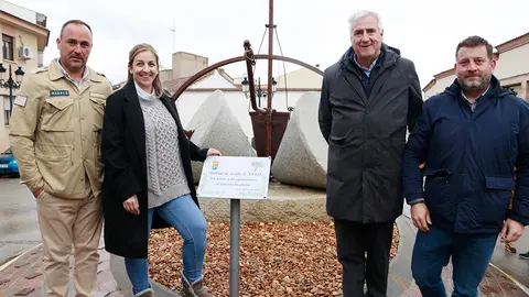 Responsables de Cooperativa COVICAR y del Ayuntamiento, ante el nuevo conjunto homenaje a los agricultores