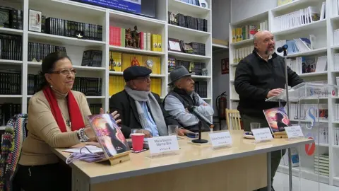 Mar&iacute;a Socorro M&aacute;rmol Br&iacute;s; Carlos Orlando Pardo; Jorge Eli&eacute;cer Pardo, y de pie, Basilio Rodr&iacute;guez Ca&ntilde;ada