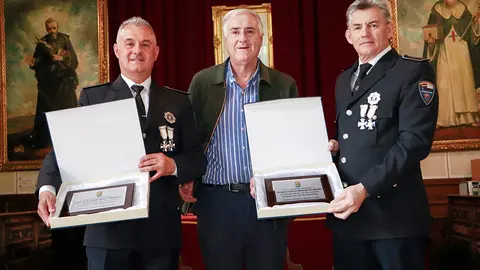 Guillermo Risco y Patricio Garc&iacute;a-Minguill&aacute;n, junto al alcalde, mostrando las placas conmemorativas que recibieron