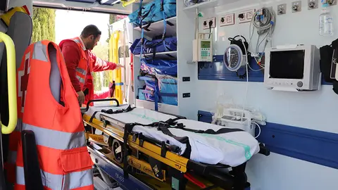 Interior de la veh&iacute;culo con equipamiento de soporte vital b&aacute;sico