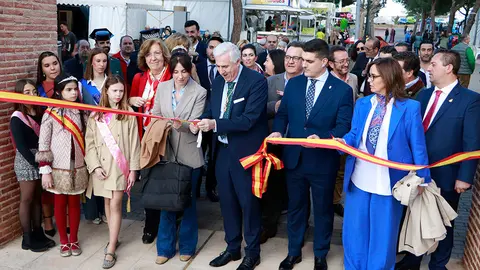 Momento del corte de cinta inaugural